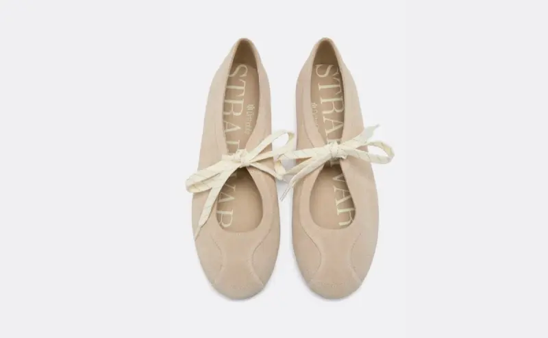El truco de las chicas que mejor visten para llevar zapatillas sin que el look parezca demasiado casual