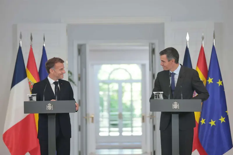 Sánchez promete a Macron salvar el Tratado de Amistad esta legislatura tras el veto del PP