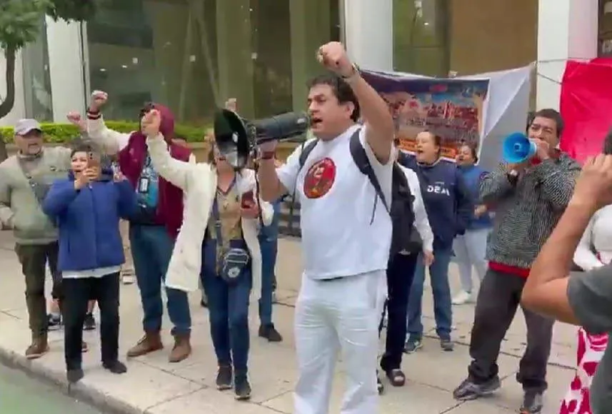 Enfermero de Torreón encara a dirigente nacional del PAN durante protesta del IMSS en la CDMX