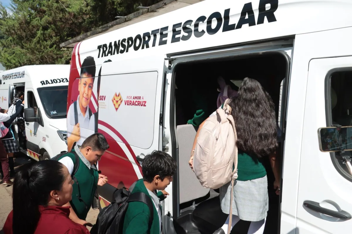 Rocío Nahle cumple, entrega SEV transporte escolar para Barranca Grande