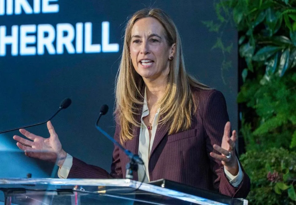 Lanza Mikie Sherrill página en Facebook en español