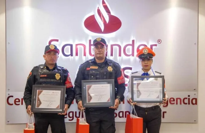 Santander reconoce a tres policías de la CDMX que recuperaron y devolvieron 16 mil 800 pesos olvidados en cajeros automáticos del aeropuerto y Gustavo A. Madero