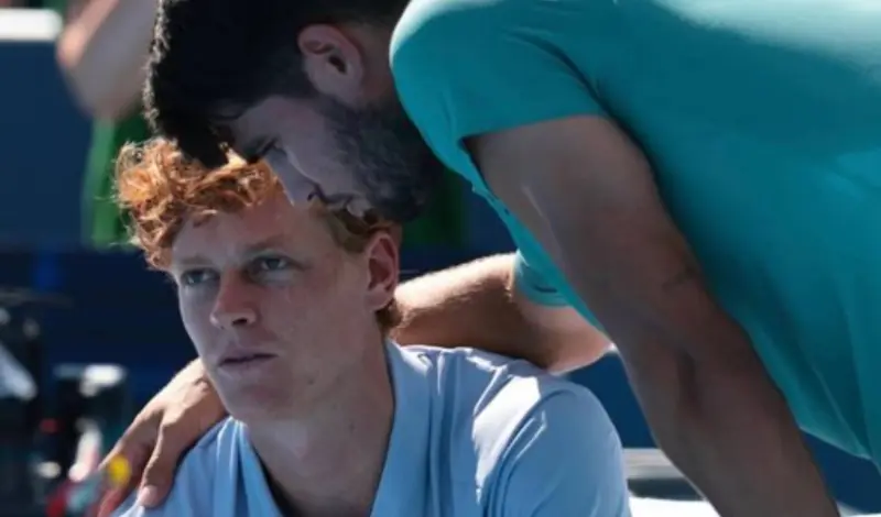 Alarma con la rodilla de Jannik Sinner: baja en la gira asiática con el trono ATP en juego