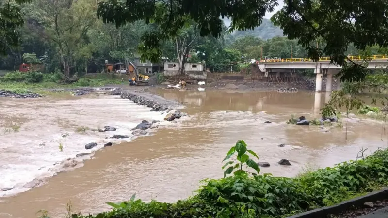 Lluvias interrumpen el paso en vados de Tepehuacán