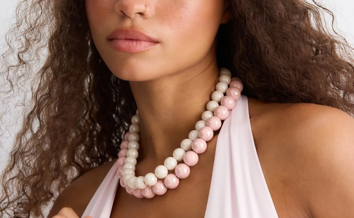 Si tus looks te parecen demasiado básicos, este set de collares tipo perlas tiene la solución