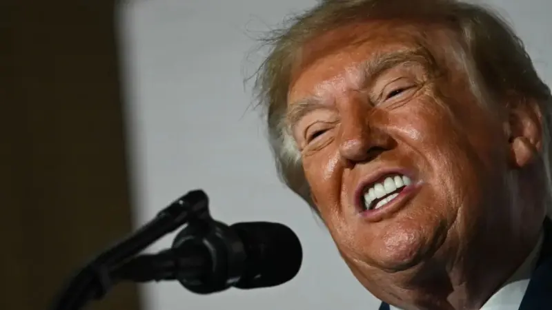 Nuevo chatbot del gobierno de EU se retracta tras desacreditar a Trump