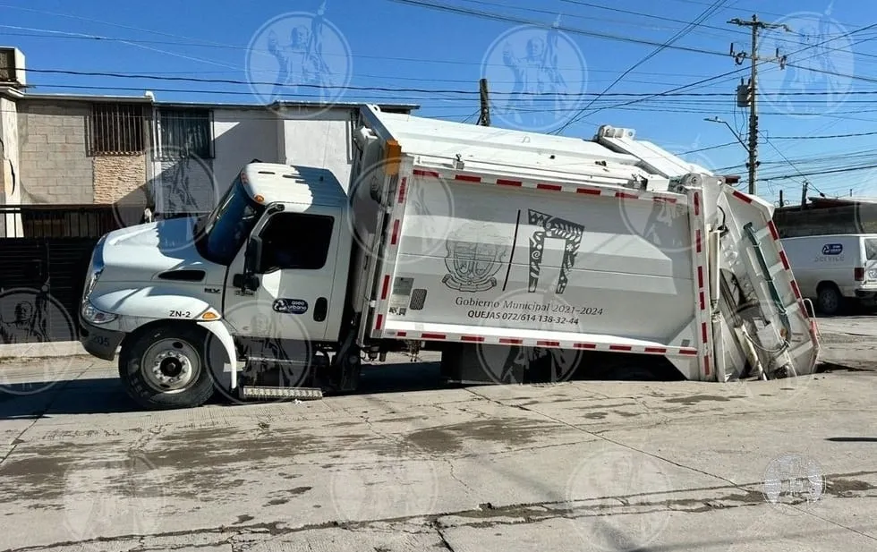 Socavón se 'traga' un camión de basura en Campestre Virreyes