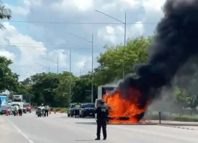Falla eléctrica reduce a cenizas una camioneta en Periférico de Mérida