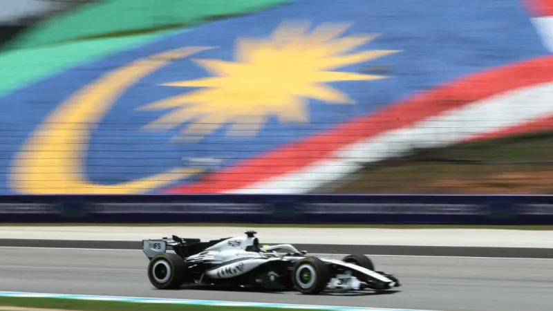 El asfalto "lija" y los problemas con Cadillac castigan a Checo Pérez en Malasia