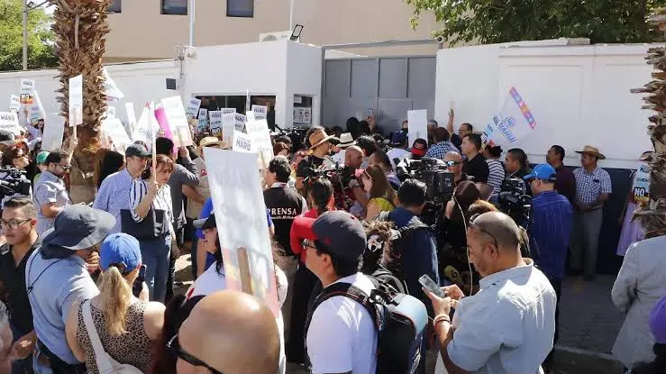 Exigen liberación de César Jáuregui durante manifestación frente a la FGR en Chihuahua