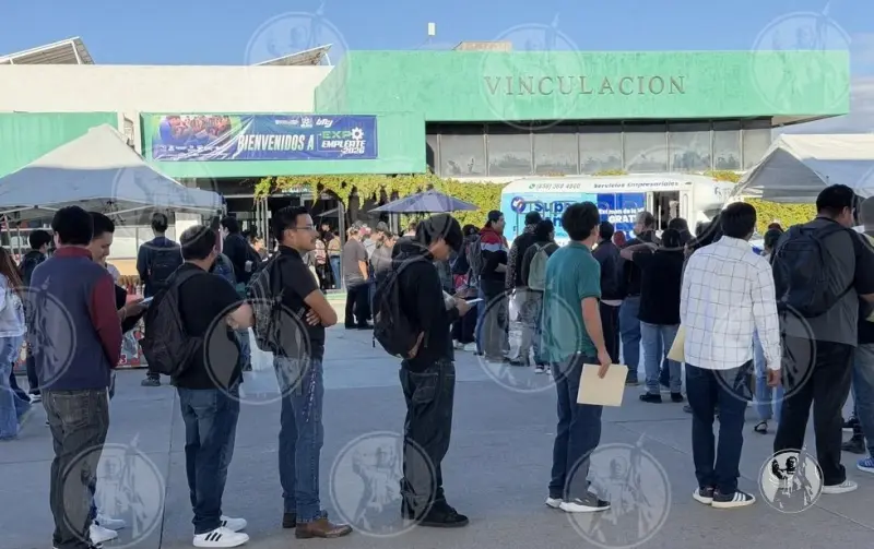 Abarrotan feria en busca de empleo