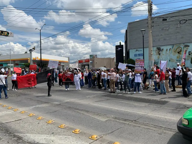 Trabajadores del IMSS protestan en León