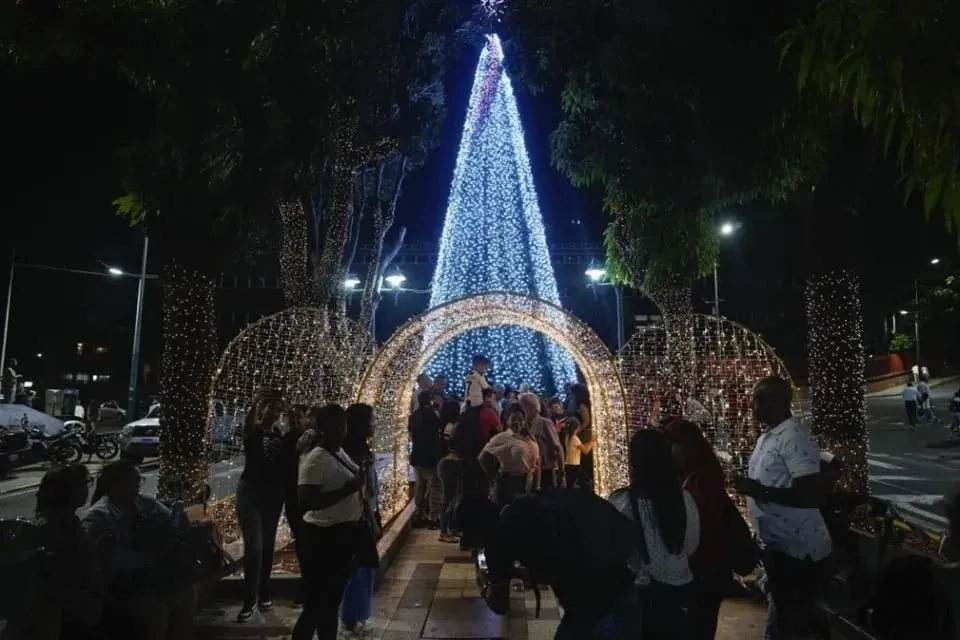 Al igual que Maduro, adelanta Delcy la Navidad en Venezuela