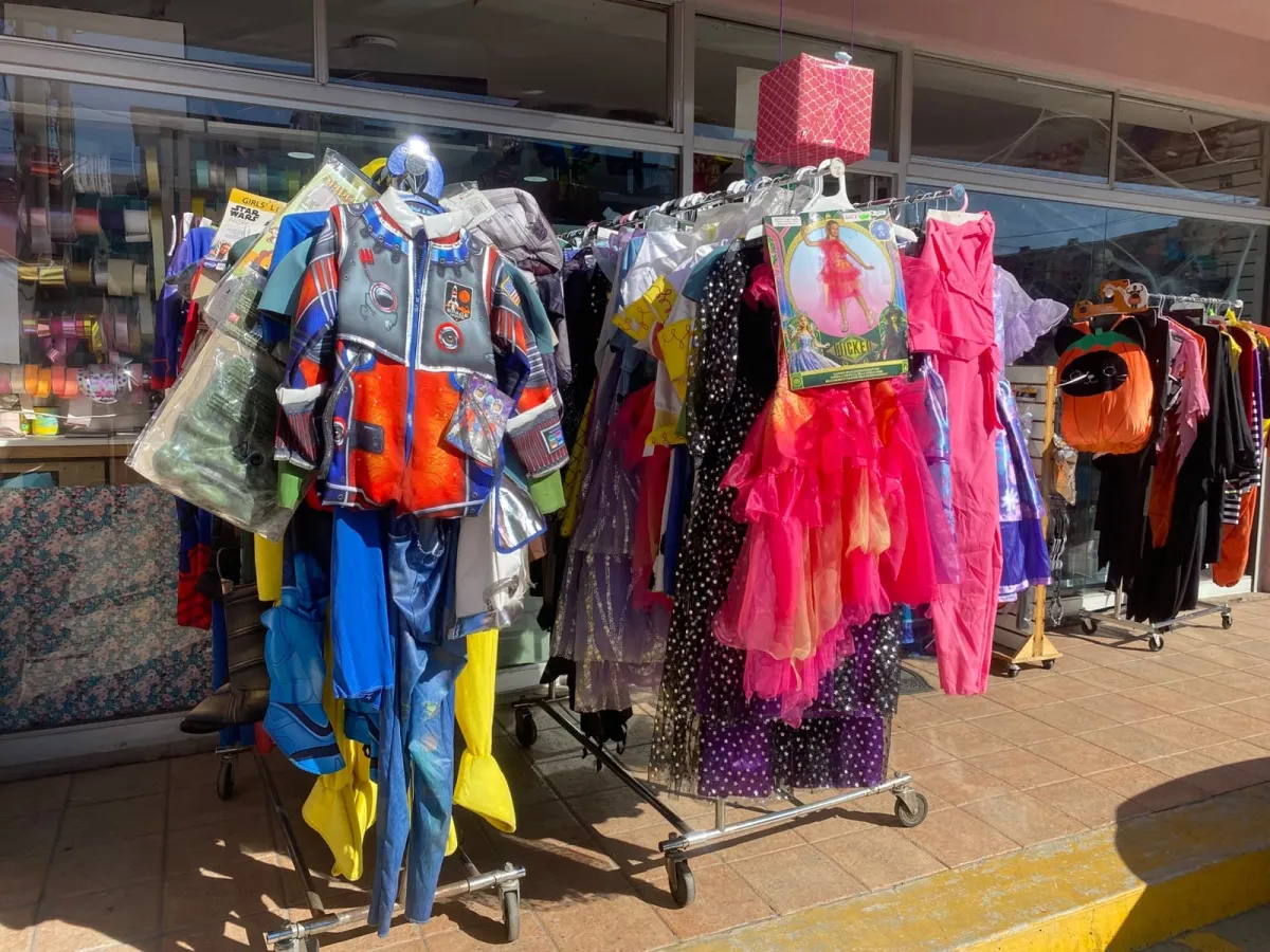Disfraces de terror y superhéroes aumentan su demanda por Halloween en Tijuana