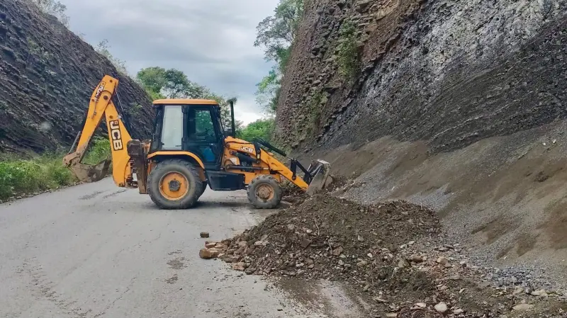 Retiran derrumbes y habilitan carreteras estatales de Hidalgo