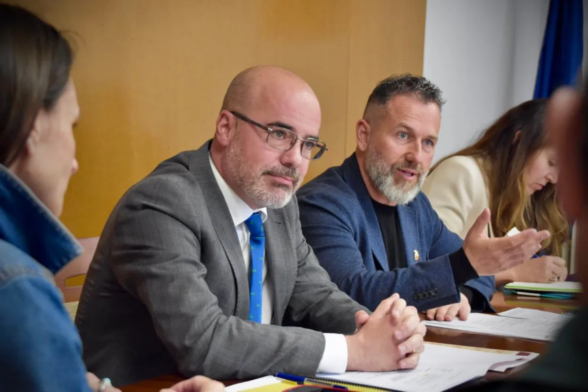 Almeida amenaza con denunciar a Martín por la acampada en la Puerta del Sol