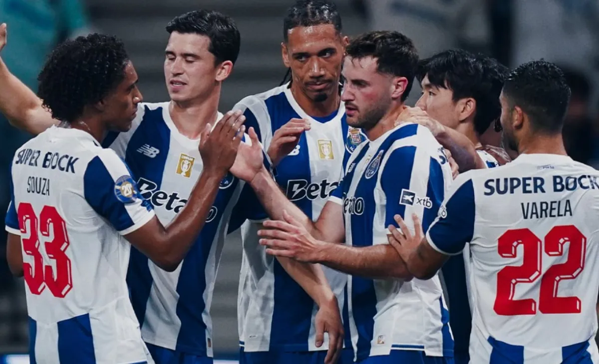 ¡Santi Giménez se viste de héroe! Rompe su sequía goleadora y mete al Porto a semifinales