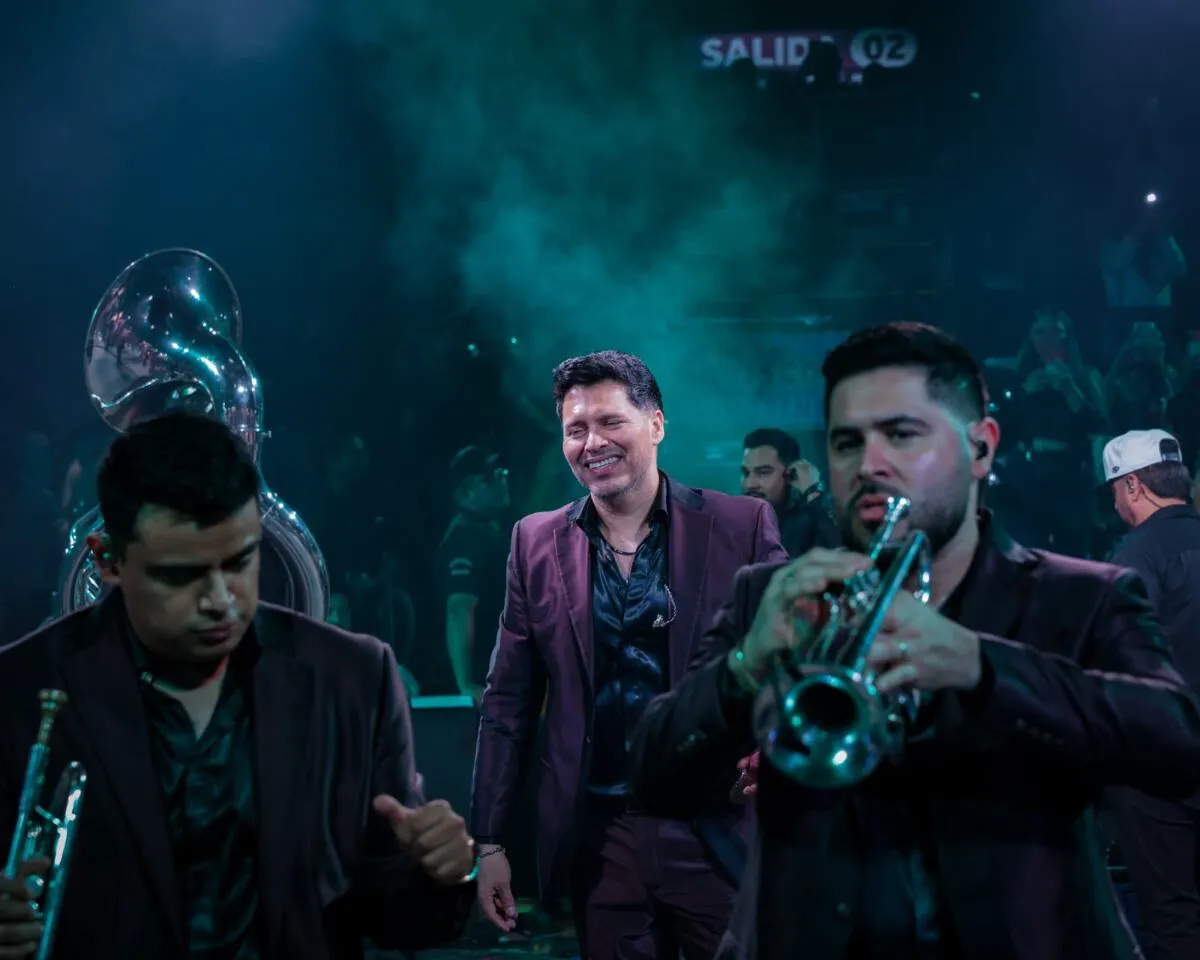 Ni el corte de luz los detuvo: Banda MS conquista a los cachanillas en el Palenque del FEX