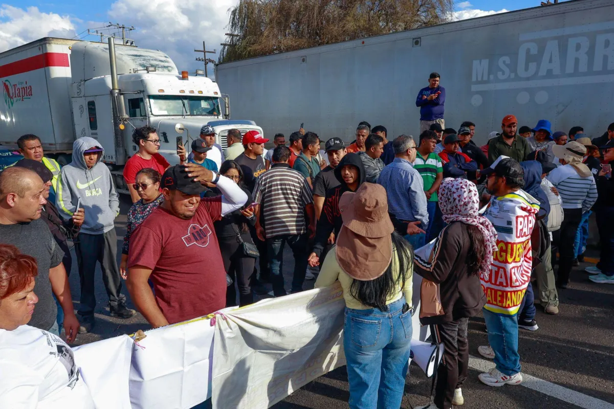 México-Toluca cumple 25 horas cerrada por bloqueo; conductores y madres pelean