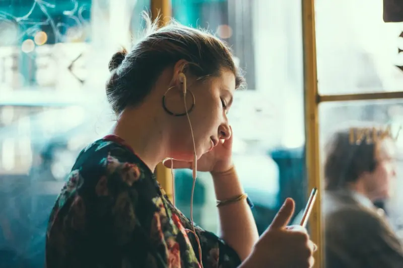 Sony le declara la guerra a la música hecha con IA: ya exigió bajar más de 260,000 canciones falsas de internet