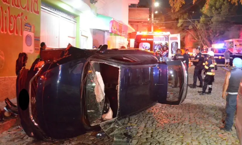 Dos lesionados en volcadura