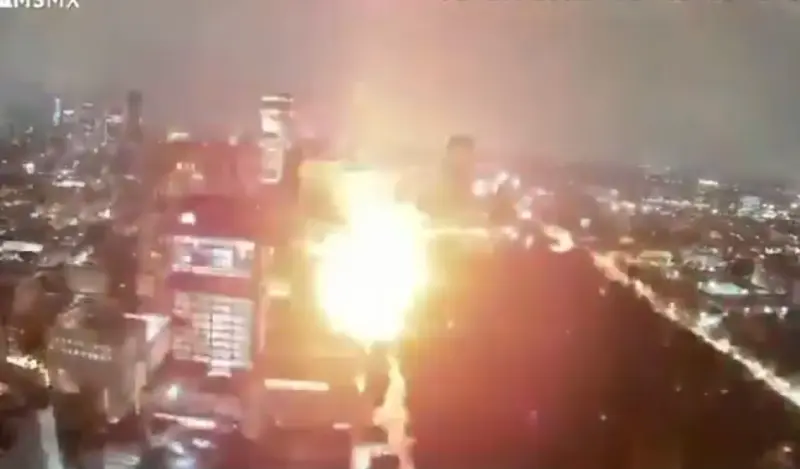 Una explosión en un transformador eléctrico dentro del edificio Juárez, ubicado sobre avenida Juárez frente a la Alameda Central de la Ciudad de México (CDMX)