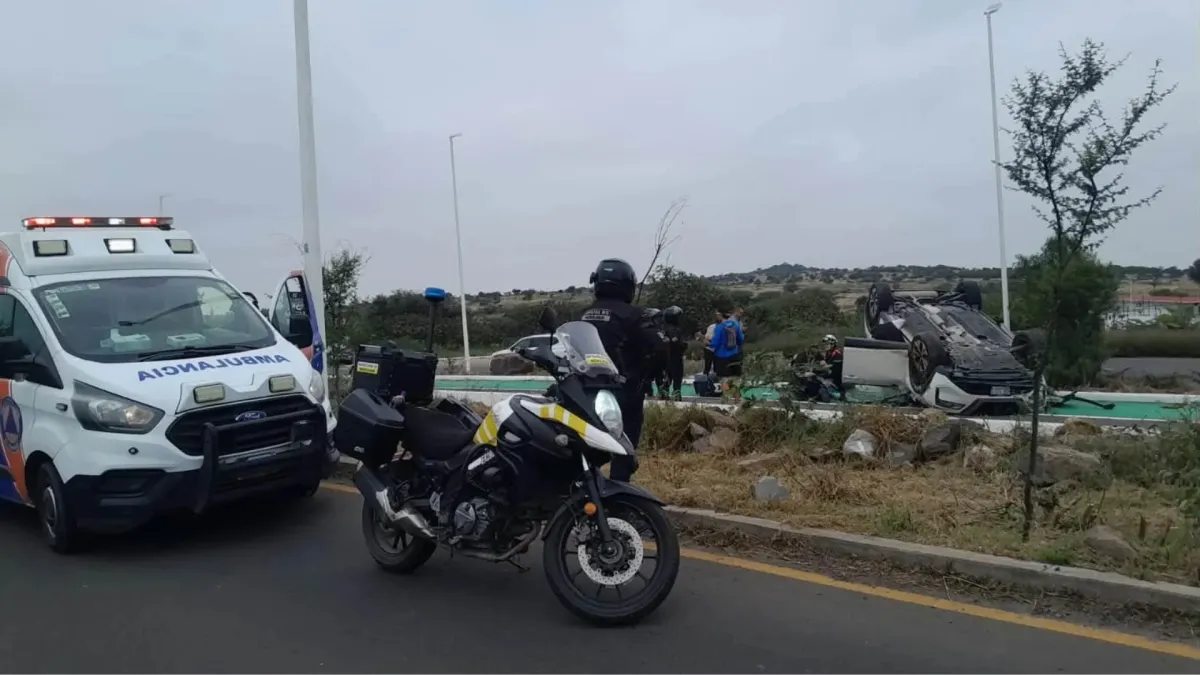 Camioneta vuelca en Querétaro; reportan tráfico en Prolongación Constituyentes