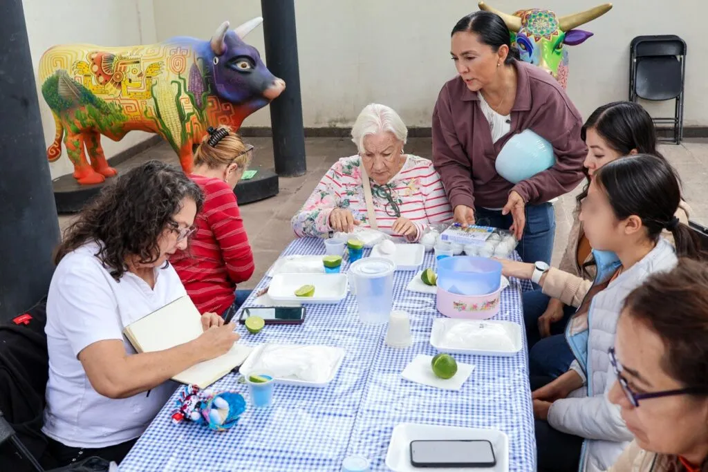 Entre azúcar y tradición: aprenden a crear alfeñiques en Corregidora