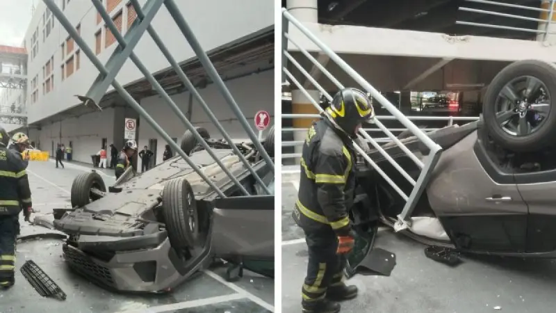 Vehículo se desploma desde segundo piso en estacionamiento de centro comercial