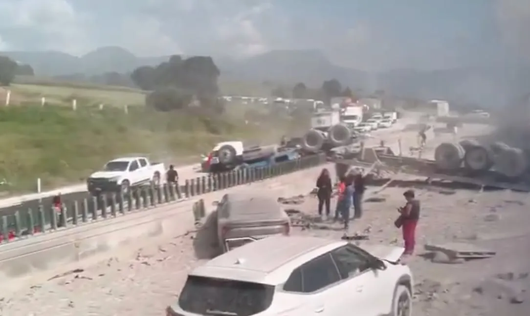 ¡Autopista colapsada! Volcadura de tráiler deja dos muertos y desata caos vial en la México-Puebla