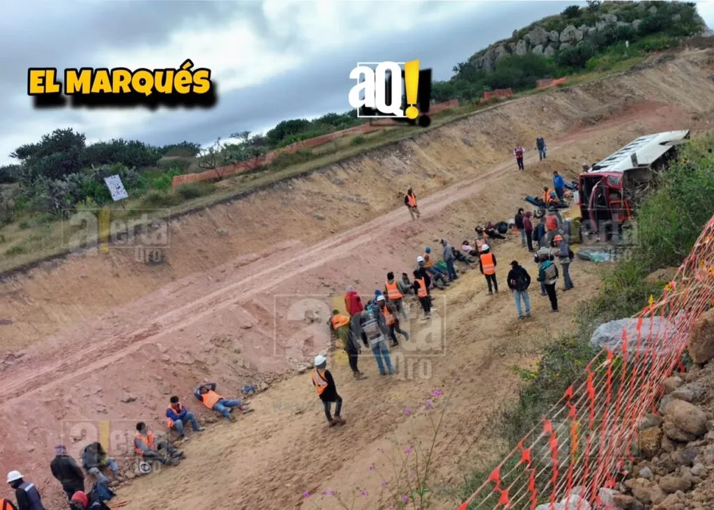 Al menos un muerto y 20 lesionados tras volcadura de camión con trabajadores del Tren México-Querétaro en El Marqués