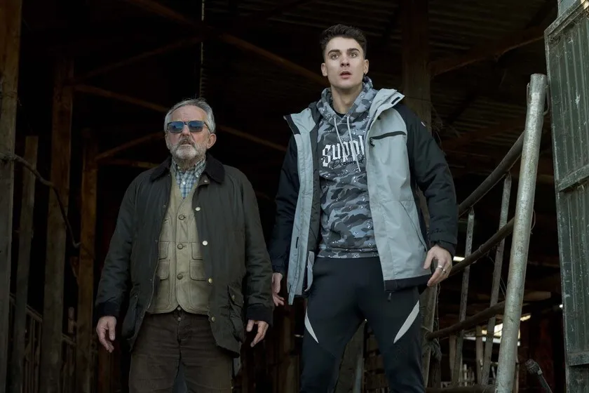 Es la única serie de Netflix tan entretenida que la he visto dos veces. 9 episodios de pura diversión con un protagonista antológico