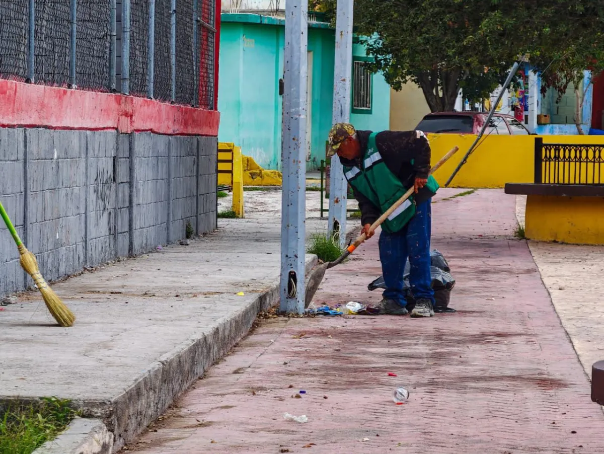 Realizan limpieza y mantenimiento en plaza de la colonia Blanca Esthela, en Ramos Arizpe
