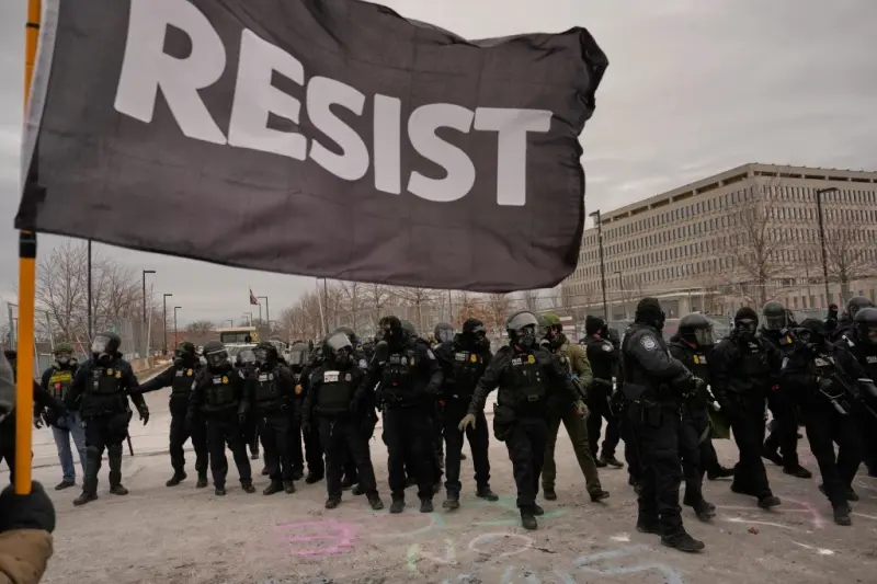 La Casa Blanca dice que no enviará agentes del ICE a centros electorales, pero activistas se alistan