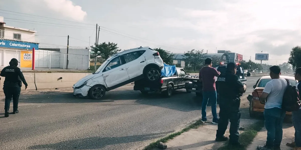 Fuerte choque en la carretera 200, frente al CONALEP