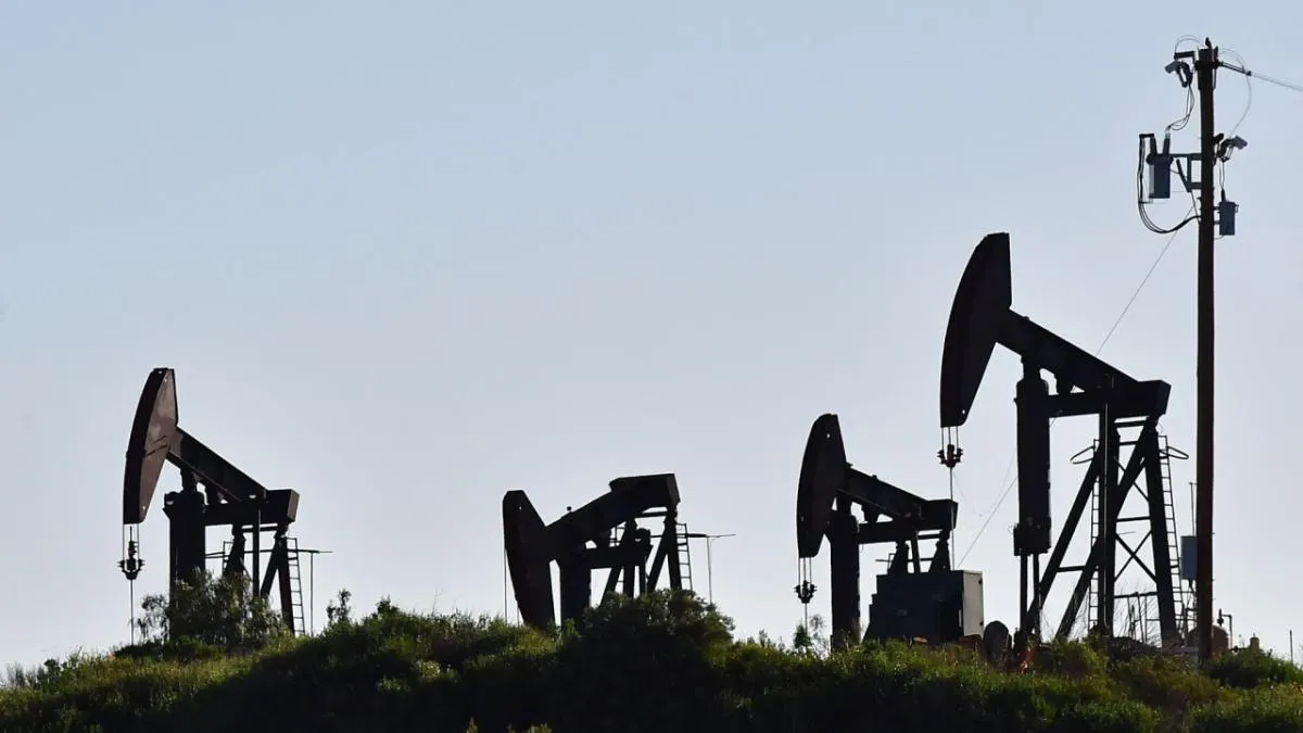 El petróleo cierra con caídas de más de 1% ante esfuerzos diplomáticos en Oriente Medio