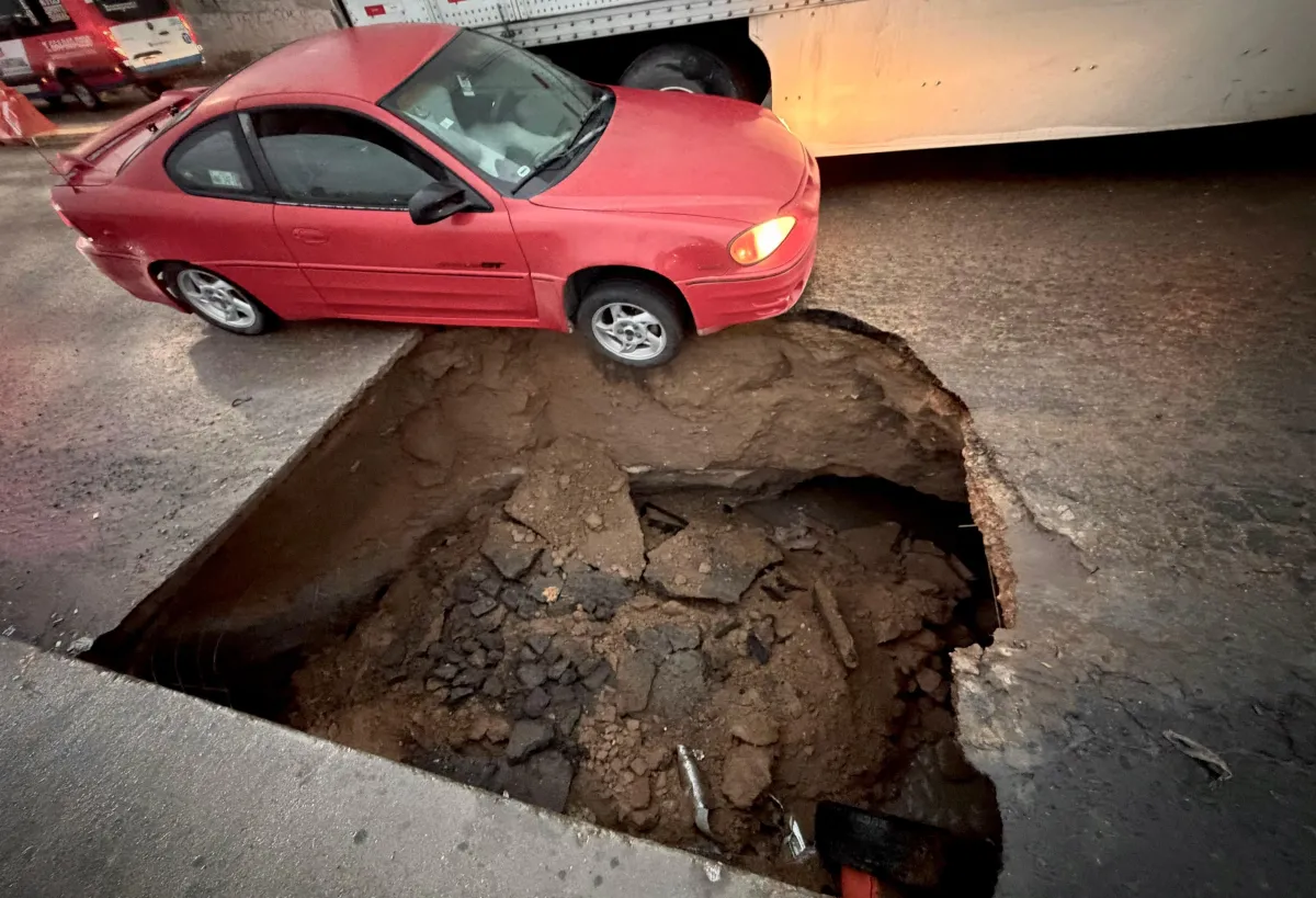 Cierran puente de Terrazas del Valle por socavón; auto estuvo a punto de caer