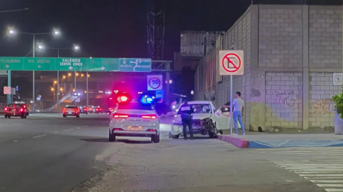 Conductor se estrella contra banqueta en calzada Lázaro Cárdenas tras ir a altas velocidades