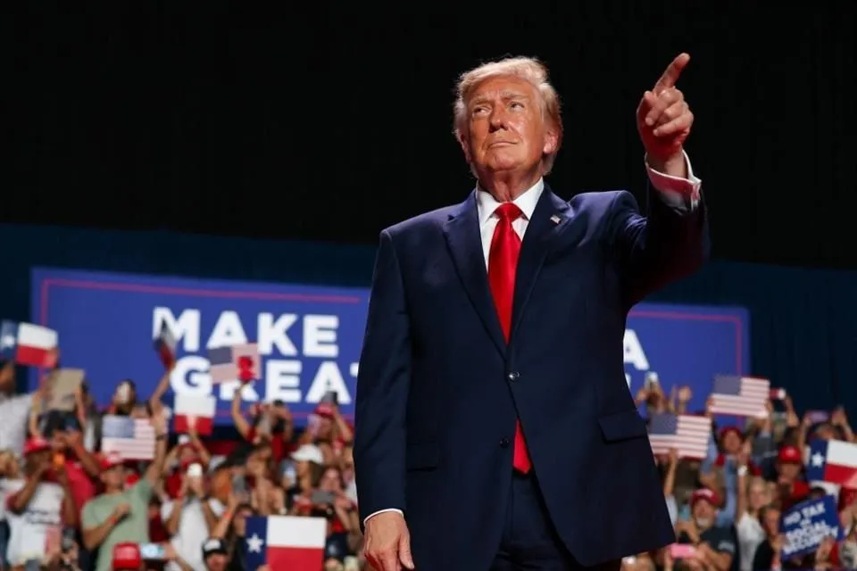 Interrumpen manifestantes discurso de Trump en Texas