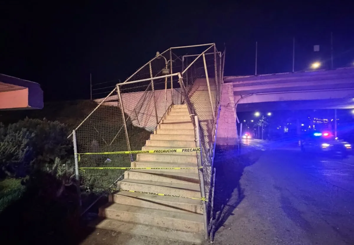 Delimitan escaleras de puente peatonal de UABC Sauzal por riesgo en barandal