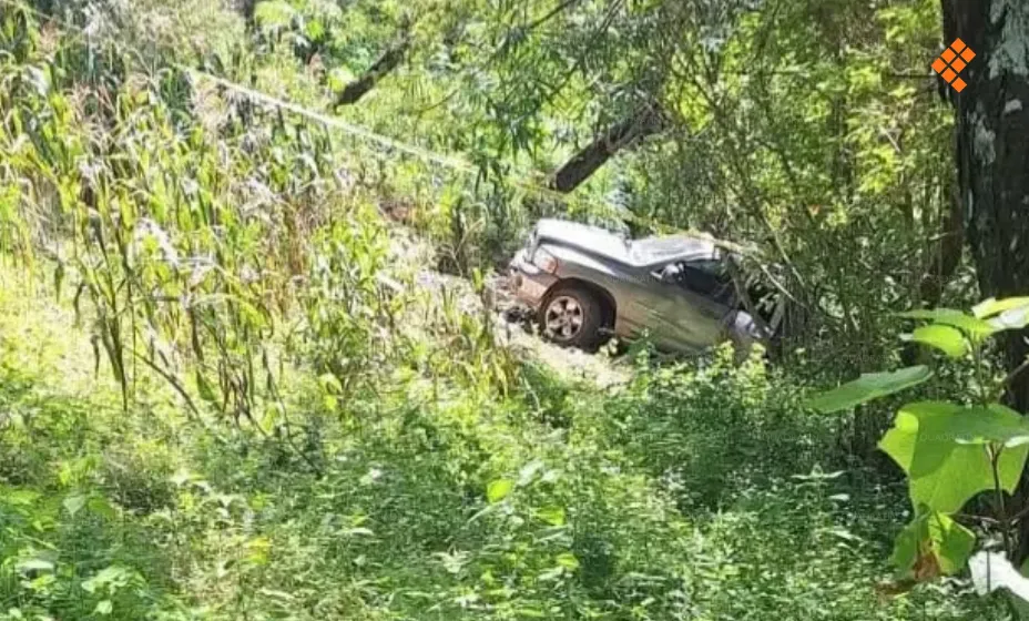 Mueren 3 hombres al caer a barranco a bordo de una camioneta en Chilapa