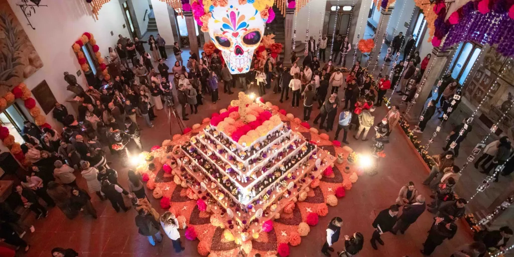 Inaugura Kuri altar de muertos en Palacio de Gobierno