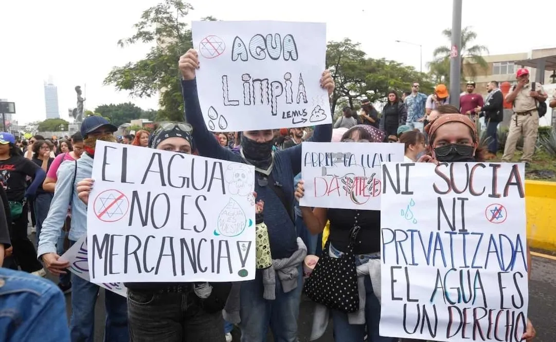 Investigan a dos policías y un bombero por presunto abuso de autoridad durante protesta por agua limpia en Jalisco