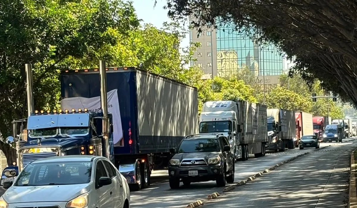 Marcha de transportistas genera tráfico en vialidades de Tijuana