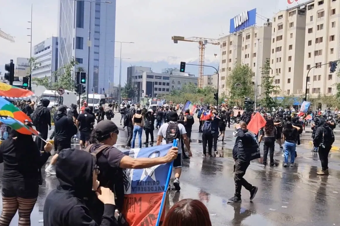 Reportan masivos arrestos y choques durante protestas en Chile