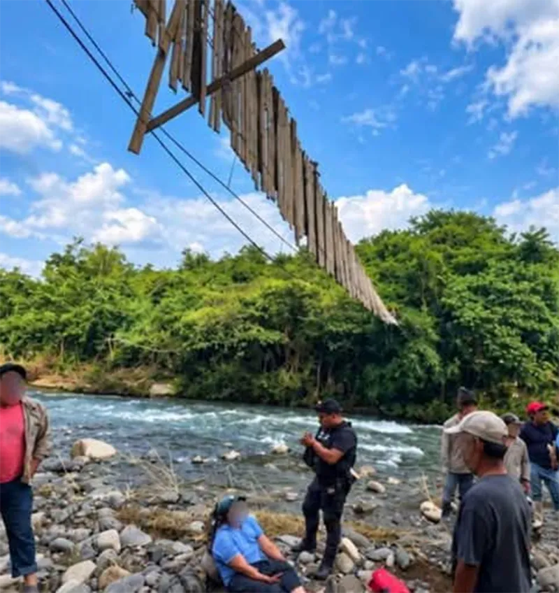 Colapsa puente colgante en Puebla; hay 3 lesionados