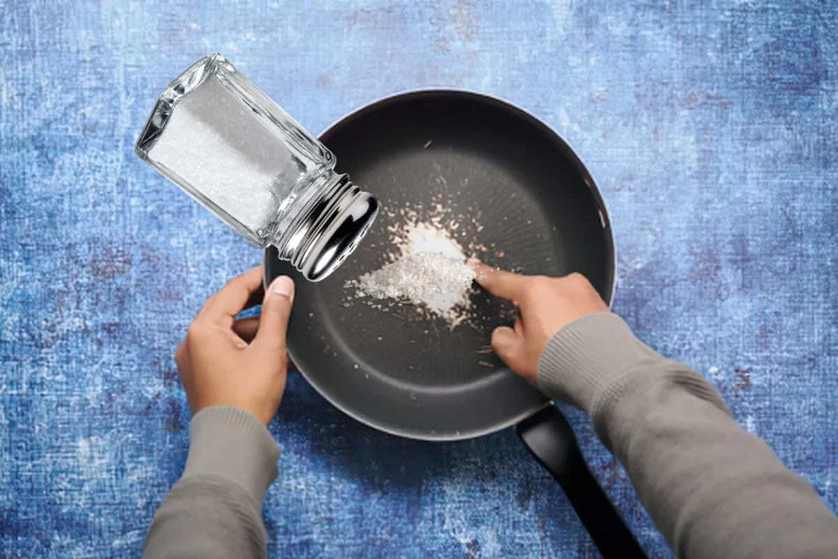 La sal de cocina puede ayudar a desprender restos de comida pegados en una sartén, pero frotarla sobre superficies antiadherentes o recubrimientos delicados puede causar daños; conoce cómo utilizar este método de limpieza y qué alternativas usar para evit