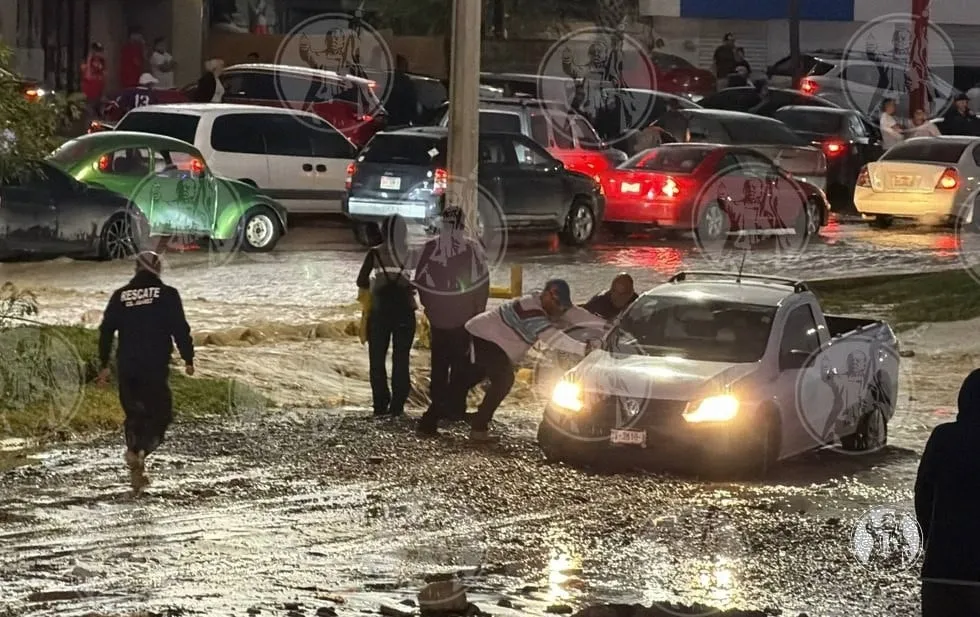 Tormenta arrastra tres vehículos al Río Bravo en Ciudad Juárez