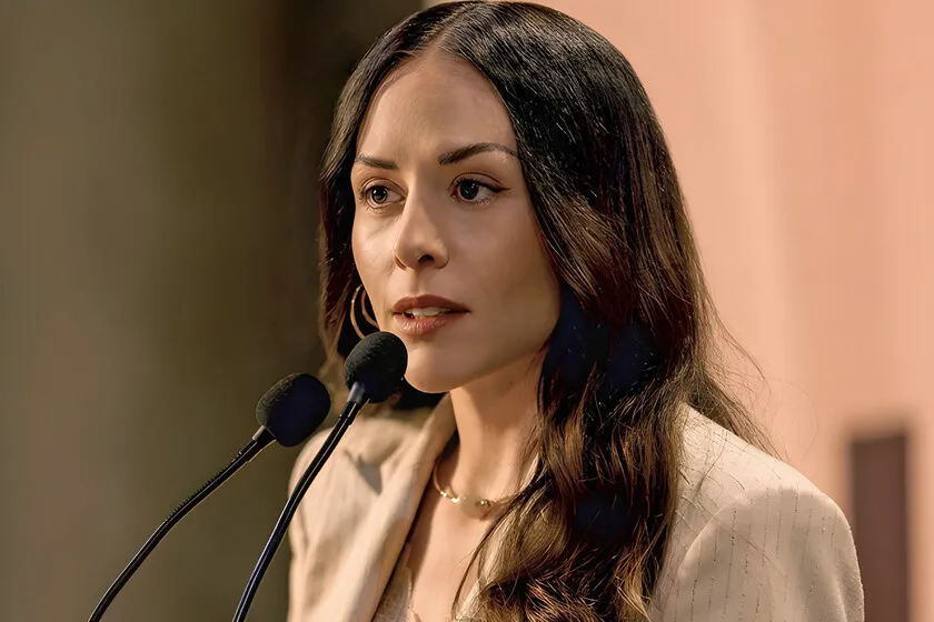 Netflix tiene la serie mexicana basada en un libro que está arrasando: retrata la corrupción política del país