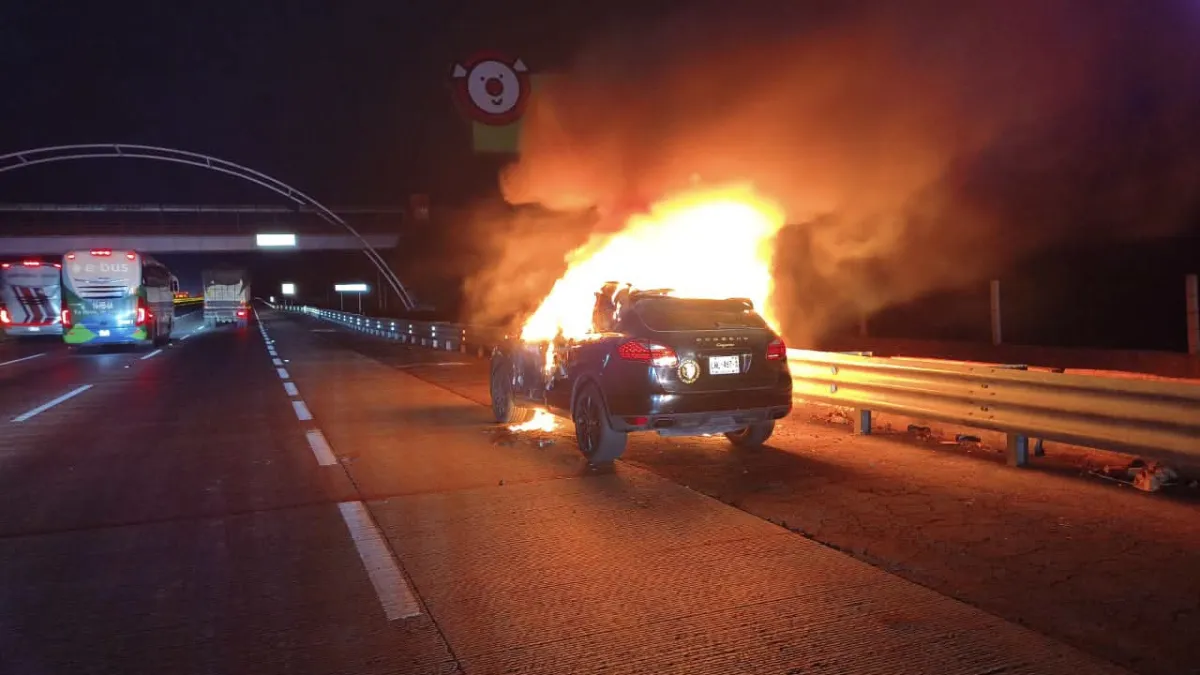 Reportan incendio de vehículo en la autopista México-Puebla